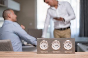 Relojes de oficina que simbolizan el control y registro horario digital obligatorio en una empresa